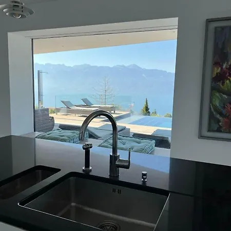 Luxury Villa With Lake View 빌라
