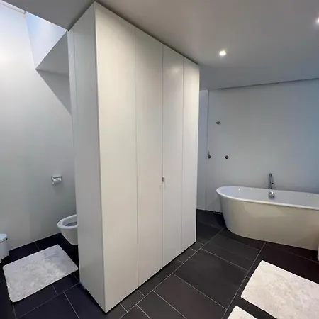 빌라 Luxury Villa With Lake View