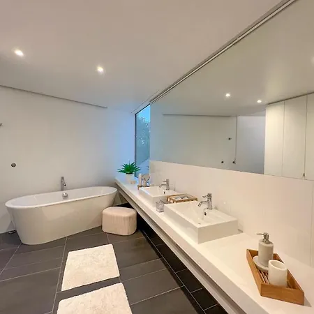 Luxury Villa With Lake View 빌라