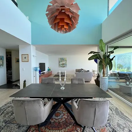 Luxury Villa With Lake View 빌라
